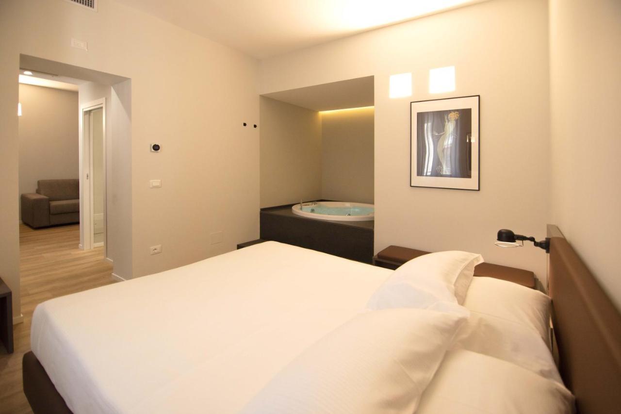Palazzo Bellocchi - Suites & Apartments Brindisi Kültér fotó